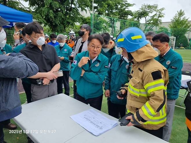 강기정 광주광역시장(가운데)이 17일 대형 화재가 발생한 금호타이어 광주공장 현장에서 소방 당국과 화재 진압 회의를 하고 있다. 광주시 제공