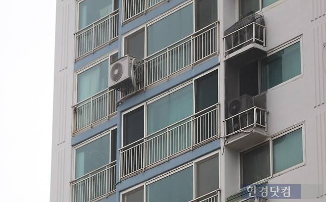 수도권의 한 노후 아파트 외벽에 실리콘으로 마감한 창틀이 붙어 있다. 사진=오세성 한경닷컴 기자