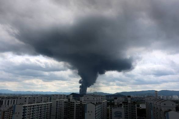 17일 광주 광산구 송정동 금호타이어 광주공장에서 불이 나 검은 연기가 치솟고 있다. 연합뉴스