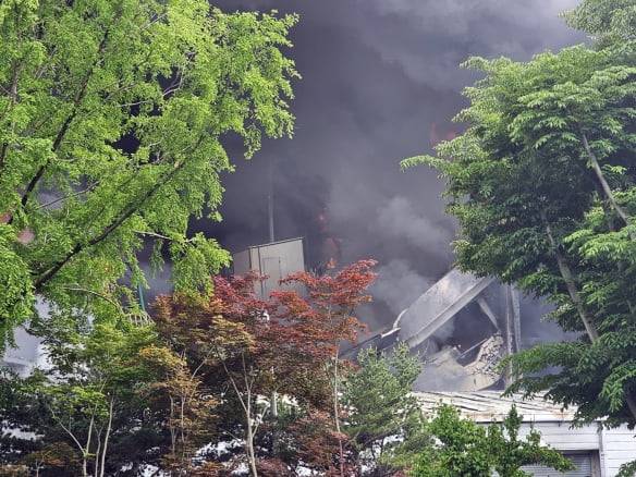 17일 오전 7시 11분쯤 광주 광산구 송정동 금호타이어 광주공장에서 불이 나 소방당국이 헬기를 동원해 진화 작업을 하고 있다. 사진은 내부 건물 일부가 무너져 내리는 모습. 뉴스1