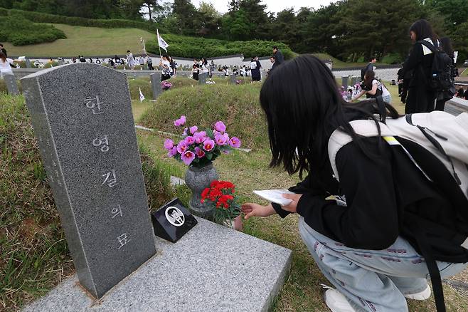 16일 광주 5·18 민주묘지에서 518명의 시민과 학생들이 카네이션을 헌화하고 있다.