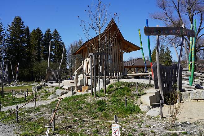 독일 바이에른주 후글핑 마을의 놀이터. 입구 팻말에 ‘모험 놀이터(Abenteuerspielplatz)’라고 적혀 있다. 어린이, 청소년, 학부모 등 주민들이 기획해 만든 놀이터로, 집라인, 터널 공간이 있는 정자 등 놀이기구 18개가 설치됐다. 진정은씨 제공