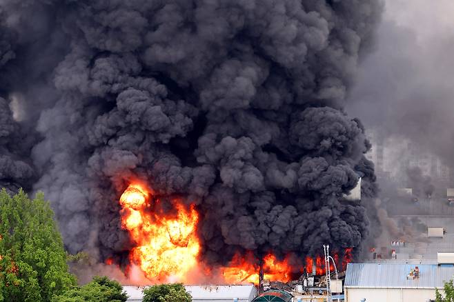17일 오전 광주 광산구 송정동 금호타이어 광주공장에서 불이 나 검은 연기가 치솟고 있다. 연합뉴스