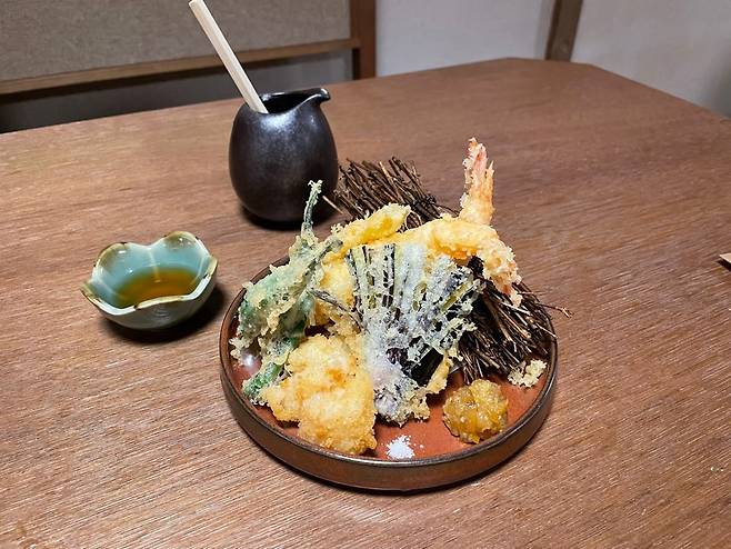 Assorted tempura platter (Hong Yoo/ The Korea Herald)