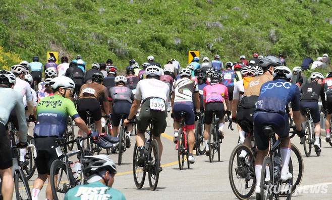 17일 강원 인제군 일원에서 열린 2025 설악 그란폰도 대회에 참가한 마니아들이 힘찬 라이딩을 펼치고 있다.