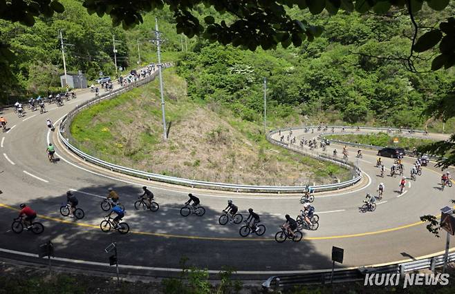 17일 강원 인제군 일원에서 열린 2025 설악 그란폰도 대회에 참가한 마니아들이 힘찬 라이딩을 펼치고 있다.