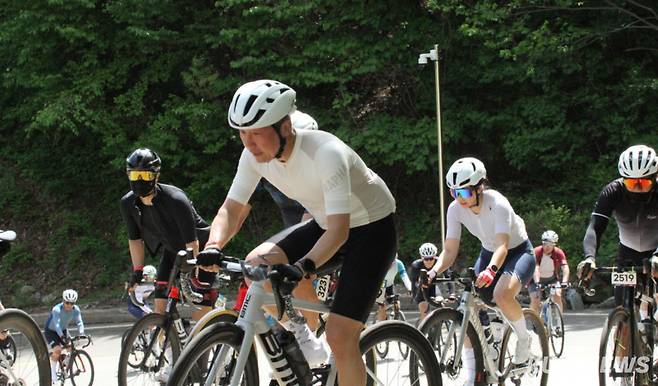 17일 강원 인제군 일원에서 열린 2025 설악 그란폰도 대회에 참가한 마니아들이 힘찬 라이딩을 펼치고 있다.