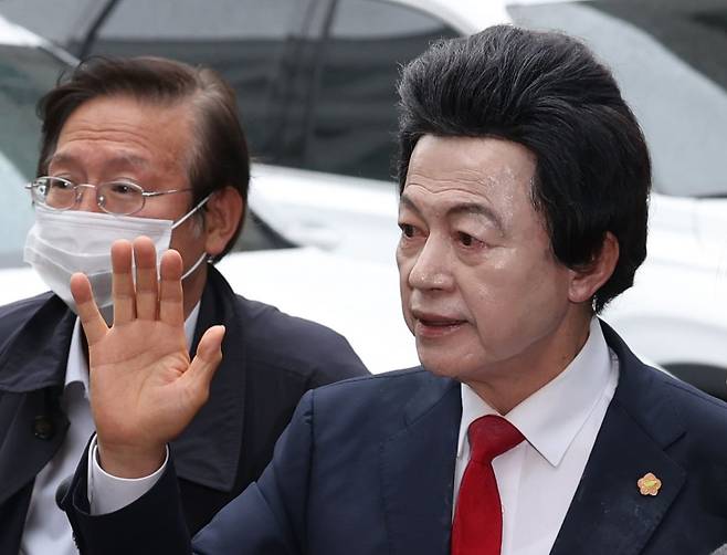 신도 성추행·사기 등 혐의를 받는 허경영 국가혁명당 명예대표가 16일 오후 경기 의정부지법에서 열린 영장실질심사에 출석하고 있다. 뉴시스