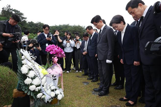 박관현 열사 묘역 참배하는 국민의힘 김문수 대선 후보. 공동취재사진