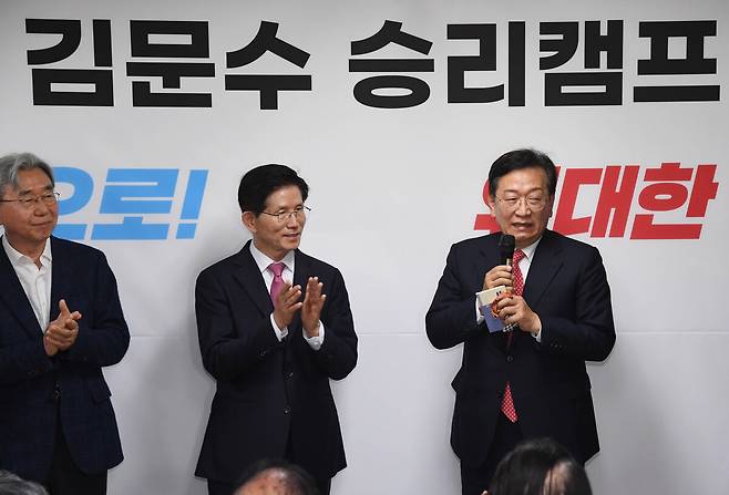 석동현 변호사가 지난달 17일 서울 여의도 대하빌딩에서 열린 국민의힘 김문수 경선후보 선거사무소 개소식에 참석해 지지발언을 하고 있다. 공동취재사진