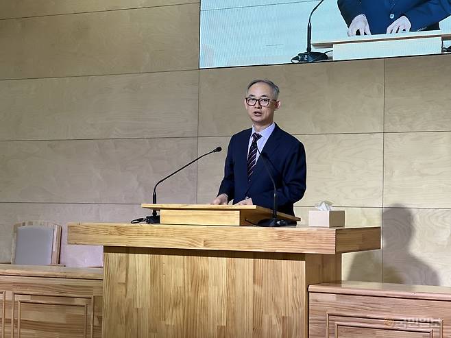 유영권 박사가 이날 학회에서 ‘신비인가? 신비주의인가?’를 주제로 기조 강연하는 모습.