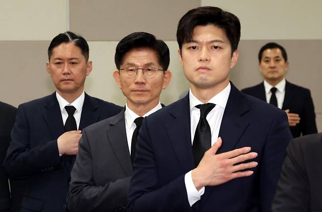 김문수 국민의힘 대선후보와 김용태 비상대책위원장을 비롯한 참석자들이 17일 광주 서구 김대중컨벤션센터에서 열린 중앙선거대책위원회 현장회의에서 국민의례를 하고 있다. 뉴시스