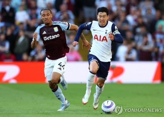 애스턴 빌라전에서 드리블하는 토트넘 손흥민(오른쪽).