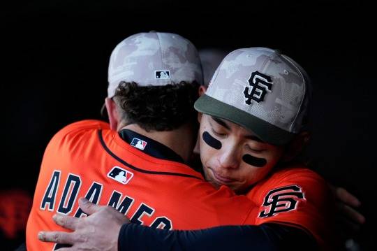 팀 동료 윌리 아다메스와 포옹하는 이정후(오른쪽). 사진[AP=연합뉴스]