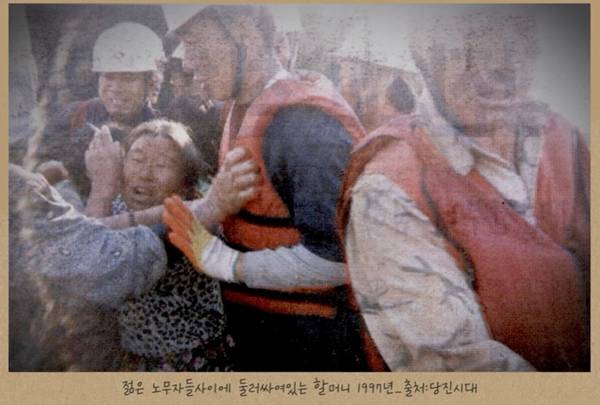 ▲ 공사현장 관계자들에게 욕설과 폭언을 듣고 공사현장에서 사용하는 칼로 위협을 당해야 했던 상황에서도 행담도 주민들은 현장에서 맞서 저항했다. 사진=당진방송 다큐멘터리'행담도, 그 섬에 살았네' 영상 갈무리.