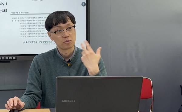 ▲지난 3월18일 화목토론에서 '울산 공공의료기관 확충과 역할 강화 방안'을 주제로 발표한 옥민수 울산대 의대 교수. 사진=울산저널