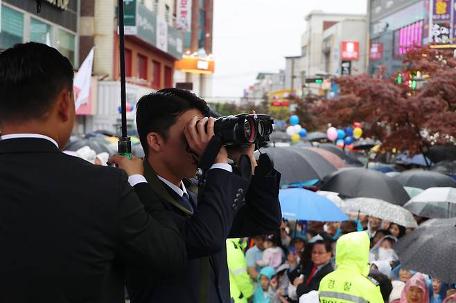 이재명 더불어민주당 대선후보가 16일 오후 전북 전주시 전북대 후문앞에서 집중유세를 하는 가운데 경호원들이 망원경으로 주변을 감시하고 있다. [김호영 기자]