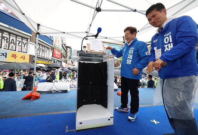 이재명 더불어민주당 대선후보가 16일 오후 전북 전주시 전북대 후문앞에서 열린 집중유세에서 연설을 위해 방탄처리가 된 연단으로 이동하고 있다. [김호영 기자]