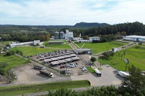 16일(현지시간) 드론을 이용해 촬영된 브라질 히우그란지두술주(州) 양계 시설. [사진 출처 = 로이터, 연합뉴스]