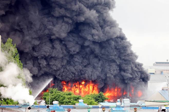 17일 오전 광주 광산구 송정동 금호타이어 광주공장에서 불이 나 검은 연기가 치솟고 있다. [사진 출처 = 연합뉴스]
