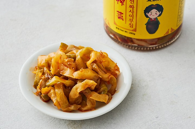 단무지와 다르다, 단무지와는! 이제 자차이 무침은 중식당에서 단무지만큼이나 자주 등장하는 반찬이 됐다. [사진 출처=신정푸드, 마켓컬리]
