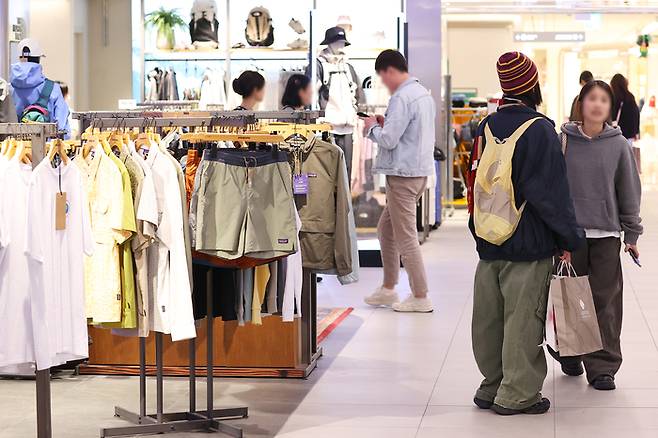 서울 중구 롯데백화점 본점에서 쇼핑하는 시민들 모습.[사진출처=연합뉴스]