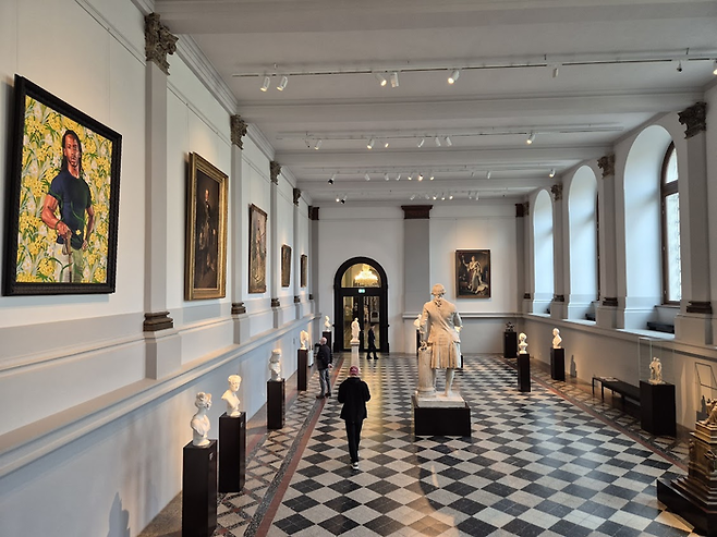 미술관 1층 클링거살에는 동시대 작가의 회화가 나란히 걸려 있다. 케힌데 와일리의 [General John Burgoyne]  ©김슬기