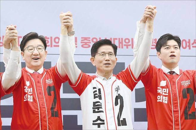 김문수 국민의힘 대선 후보가 지난 5월 12일 서울 영등포구 여의도 국민의힘 중앙당사에서 열린 중앙선대위 임명장 수여식에서 권영세, 김용태 공동선거대책위원장 등과 기념촬영을 하고 있다. (연합뉴스)