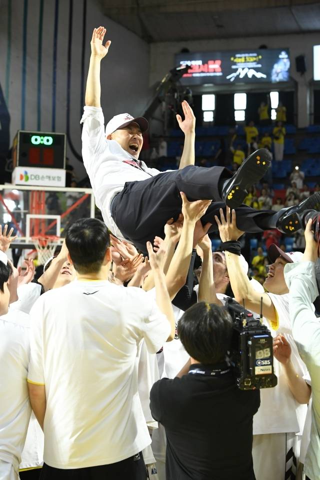 조상현 감독은 우승 후 “너무 행복하고 감사하다. 4강 플레이오프부터 챔피언결정전까지 조동현, 전희철 감독을 만나 농구를 다시 배웠다. 힘든 시작 속 나를 믿고 따라온 선수들에게 무한한 사랑을 보낸다. LG 부임 후 책임감이 컸다. LG를 향한 애사심도 있었다. 리더로서 첫 우승을 해낸 것에 고맙게 생각한다. 사실 나는 손도 많이 가고 ‘찡찡’거리는 사람이다. 프런트부터 코치들, 스태프들이 도와줘서 이 자리까지 올 수 있었다. 또 ‘세바라기’ 팬들에게 어떤 감사의 인사를 전해야 할지 모르겠다. 정말 감사하다.”고 이야기했다. 사진=KBL 제공