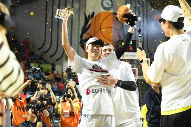 LG의 첫 우승인 만큼 그들이 배출한 첫 파이널 MVP도 탄생했다. 그 주인공은 바로 허일영. 챔피언결정전 내내 중요한 순간마다 3점포를 터뜨린 그는 7차전에서도 14점 5리바운드 맹활약했다. 특히 SK의 추격이 거센 순간마다 3점슛을 성공하며 우승에 일조했다. 사진=KBL 제공