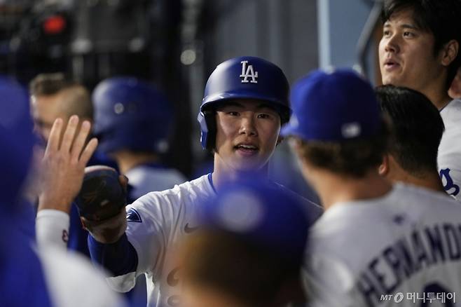 [로스앤젤레스=AP/뉴시스] LA 다저스의 김혜성(가운데)이 15일(현지 시간) 미 캘리포니아주 로스앤젤레스의 다저스타디움에서 열린 2025 메이저리그 오클랜드 애슬레틱스와의 경기 2회 말 득점 후 더그아웃으로 들어오고 있다. 김혜성이 2타수 2안타 1타점 3득점 1볼넷 1도루로 활약하는 가운데 다저스는 5회 초 현재 15-2로 크게 앞서고 있다. 2025.05.16. /사진=민경찬