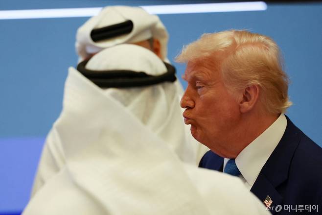 (아부다비 로이터=뉴스1) 강민경 기자 = 도널드 트럼프 미국 대통령이 6일 중동 순방 마지막 일정으로 아랍에미리트 아부다비의 카스르 알 와탄에서 열린 비즈니스 포럼에 참석하고 있다. 2025.5.16  ⓒ 로이터=뉴스1  Copyright (C) 뉴스1. All rights reserved. 무단 전재 및 재배포,  AI학습 이용 금지. /사진=(아부다비 로이터=뉴스1) 강민경 기자