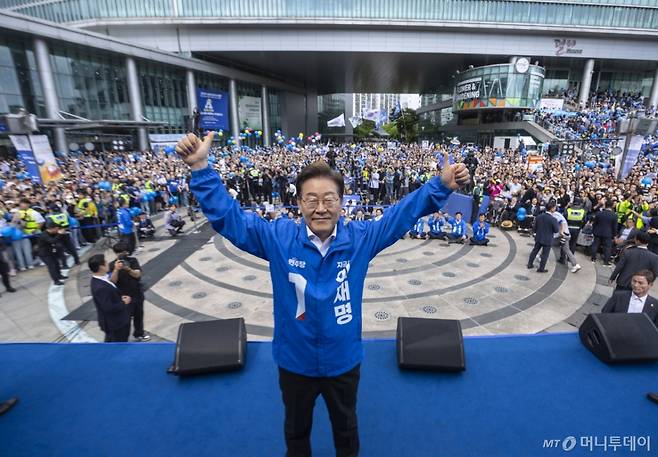 (광주=뉴스1) 이재명 기자 = 이재명 더불어민주당 대통령 후보가 17일 광주광역시 서구 김대중컨벤션센터 광장에서 열린 집중 유세에서 엄지를 들어 보이고 있다. (공동취재)2025.5.17/뉴스1  Copyright (C) 뉴스1. All rights reserved. 무단 전재 및 재배포,  AI학습 이용 금지.