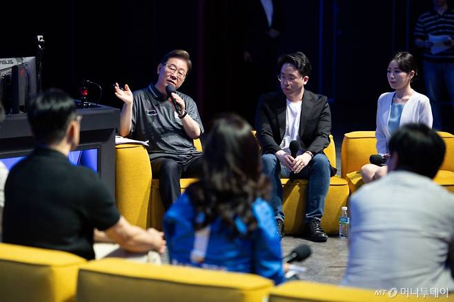 [광주=뉴시스] 조성우 기자 = 이재명 더불어민주당 대선 후보가 17일 오후 광주 동구 조선대학교에 위치한 광주이스포츠경기장에서 열린 'K-콘텐츠e스포츠 LEVEL UP!' e스포츠 산업 현장간담회에서 발언을 하고 있다. (공동취재) 2025.05.17. photo@newsis.com /사진=김근수