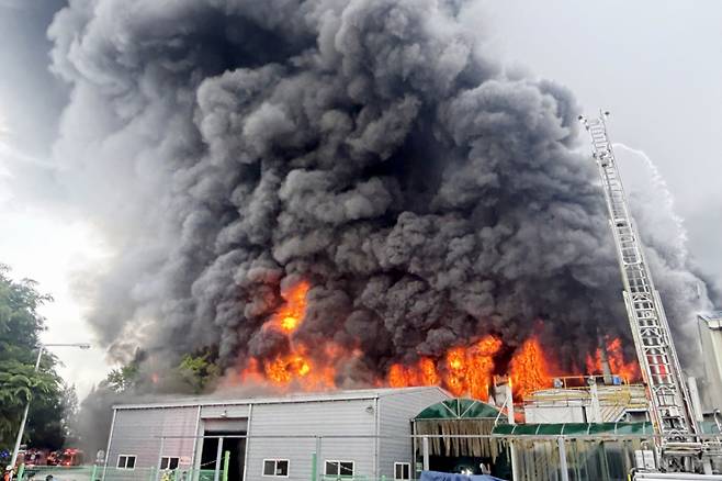 17일 오전 광주 광산구 소촌동 금호타이어 공장에서 화재가 발생해 소방 당국이 진화 작업 중인 모습. /사진=뉴시스