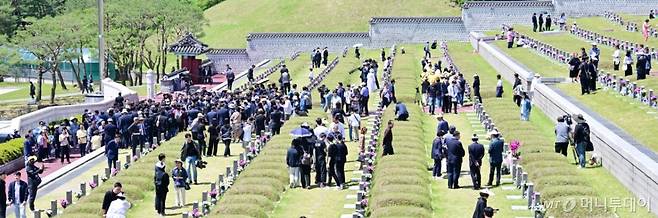 광주시 북구에 위치한 국립5·18민주묘지에 지난해 5월18일 추모객의 발길이 이어지고 있다. / 사진=뉴스1