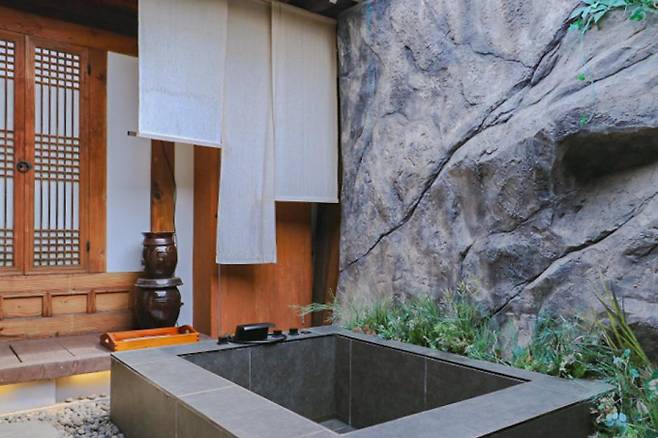 화운에는 자쿠지가 마당에 마련돼 있어 별을 바라보며 몸을 담글 수 있다. /사진=한국관광공사