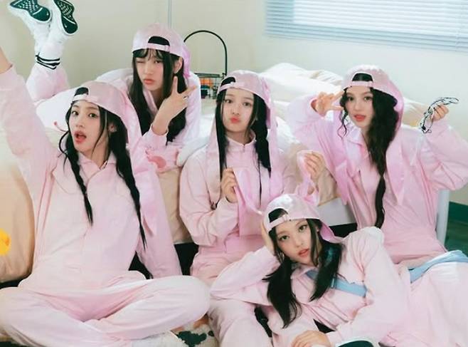 뉴진스가 빌보드 음악 산업에서 혁신적이고 영향력 있는 21세 이하 아티스트 중 한 팀으로 꼽혔다./사진=뉴진스 인스타그램