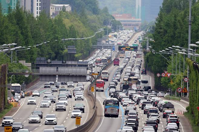한국도로공사는 17일 전국에서 558만대의 차량이 이동할 것으로 예상했다. 사진은 지난 6일 서울 잠원IC 인근 경부고속도로 상(왼쪽)·하행선 방향 차량들이 서행하는 모습. /사진=뉴스1
