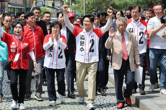 김문수 국민의힘 대통령 후보가 광주 5·18민주화운동 정신을 헌법 전문에 수록하고 제주 4·3사건 유족을 위한 의료·복지 시스템 확충을 약속했다. 사진은 김문수 국민의힘 대통령 후보가 17일 오후 전북 전주시 완산구 한옥마을 거리에서 도보유세를 하고 있는 모습. /사진=뉴스1