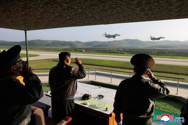 김정은 북한 국무위원장이 지난 15일 제1공군사단 관하 비행연대를 방문해 공군 반항공(방공)전투 및 공습 훈련을 지도했다고 조선중앙통신이 17일 보도했다.  조선중앙통신 연합뉴스