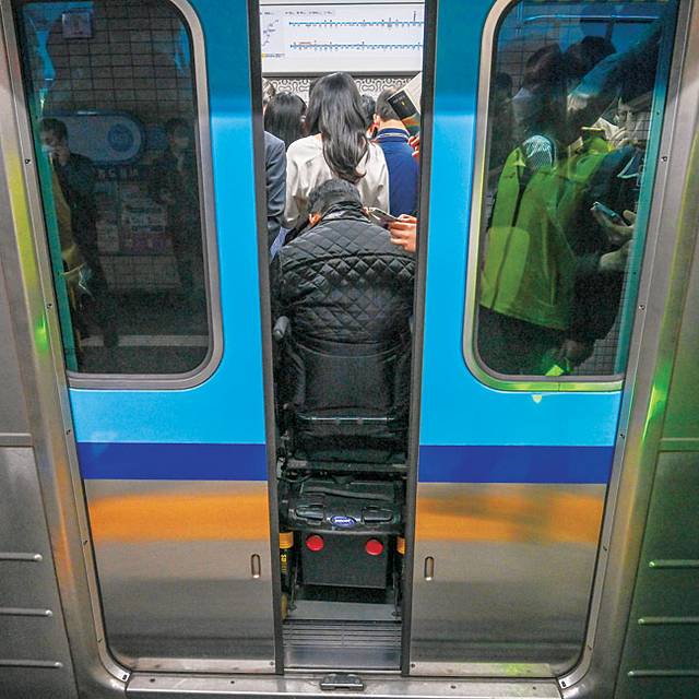 전국장애인차별철폐연대가 장애인 이동권 보장을 요구하며 1년 만에 지하철 탑승 시위를 재개한 현장. 백동현 기자