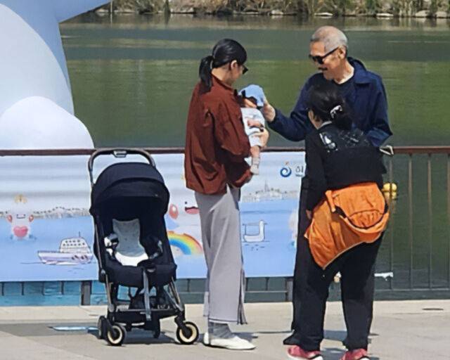 김민희는 득남 후 수수한 모습으로 대중들 앞에 섰다. / 온라인 커뮤니티 캡처