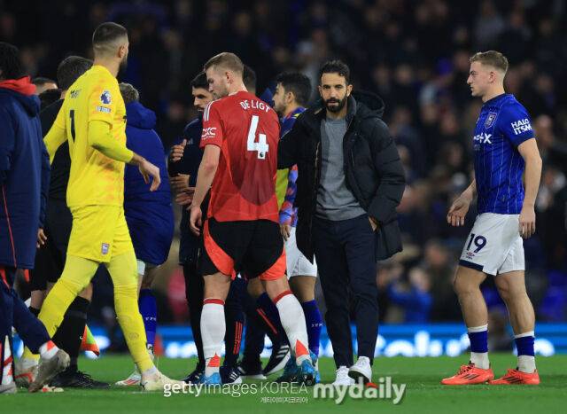 맨유 아모림 감독이 더 리흐트를 교체하고 있다. /게티이미지코리아