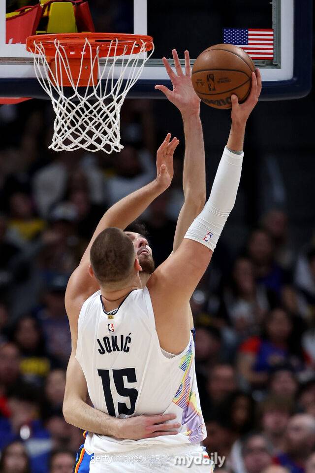 수비수를 앞에 두고 슛을 시도하는 요키치. /게티이미지코리아