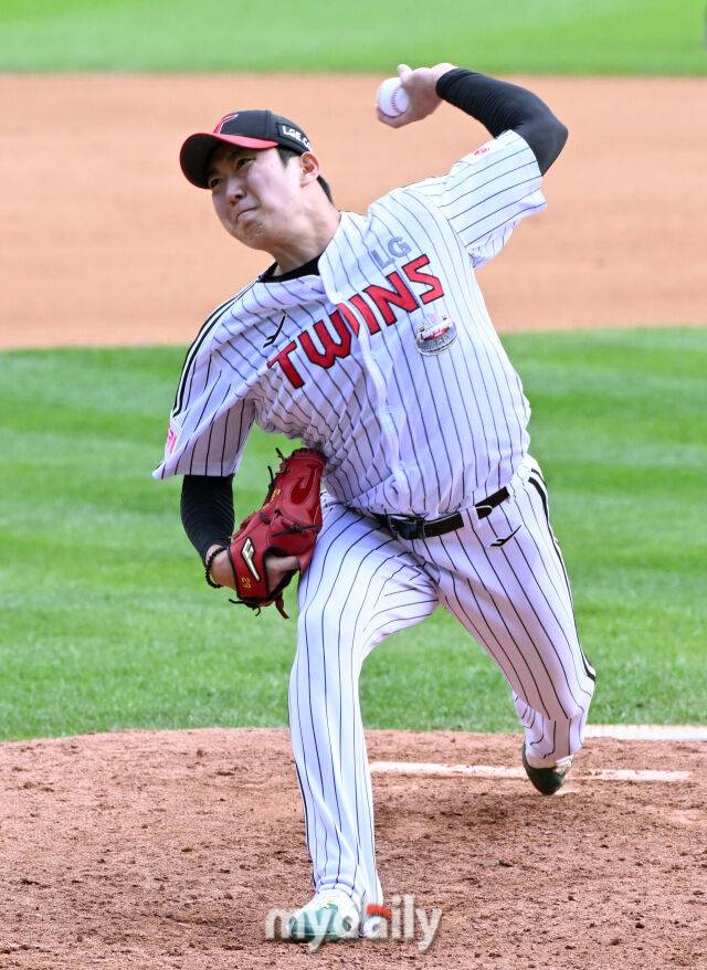 19일 오후 서울 잠실야구장에서 진행된 '2024 프로야구 KBO리그 포스트시즌' 플레이오프 4차전 LG트윈스와 삼성라이온즈의 경기. LG 손주영이 역투하고 있다./마이데일리