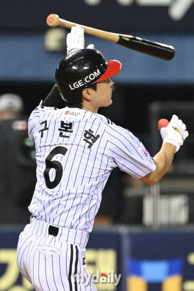 17일 서울 잠실야구장에서 열린 '2025 신한 SOL BANK KBO리그' KT 위즈와 LG 트윈스 더블헤더 2차전 경기. LG 구본혁이 2회말 2사 1루에 선제 투런포를 치고 있다./잠실 = 한혁승 기자