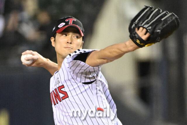 14일 서울 잠실야구장에서 열린 '2025 신한 SOL BANK KBO리그' 키움 히어로즈와 LG 트윈스 경기. LG 백승현이 7회초 교체되 마운드에 올라 힘차게 투구하고 있다. 한편 LG가 7회초 9-0으로 앞서고 있다./마이데일리