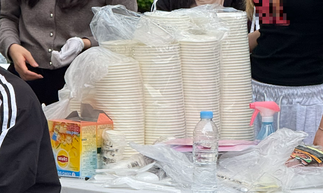 15일 서울 소재 한 대학교의 간이주점 테이블 위에 일회용품이 놓여 있다. 김광우 기자.