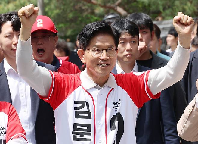 국민의힘 김문수 대선 후보가 17일 전북 전주시 전동성당인근에서 유세하고 있다. <연합>